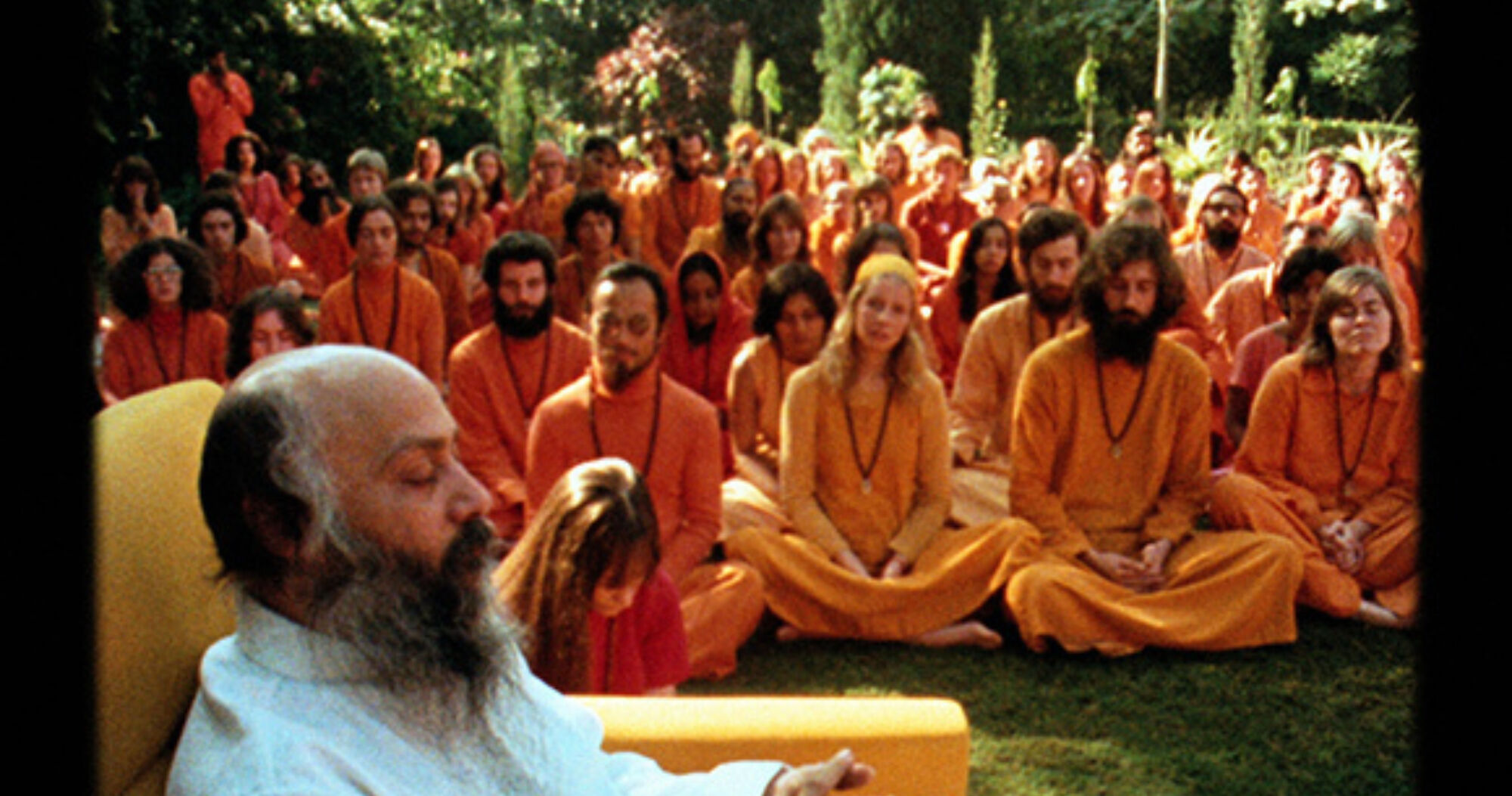 Guru bhagwan his secretary his bodyguard lobby 25 4x14 29cm 300dpi 3665